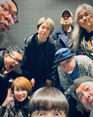 Kavka Shishido Instagram - .
.
大変遅くなりました
.
先日の2024年一発目のel tempoライブ
有難うございました！
.
すっ転んだりとてんやわんやでしたが
このまま転がって大きくなりながら
今年のel tempoを楽しめればと思います
.
.
次回公演もお楽しみに！
.
.
@eltempo_official 
#eltempo 
.
#izpon 
#岩原大輔
#岡部洋一
#ケイタイモ
#show
#はたけやま裕
#MASUO
#芳垣安洋
#シシドカフカ
.
衣装
@adidasy3