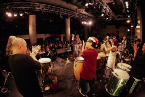 Kavka Shishido Instagram - .
.
el tempoのライブでメリークリスマスと沢山言いましたが
今日改めて街のクリスマス感に圧倒されております
.
クリスマスなんですねー
.
私からは22日のライブの写真をお届け
.
絵面にサンタ帽が入るだけで
クリスマスを祝っている感じになるのすごーい
.
.
私はライブが楽しかった思い出と共に
暖かくして過ごします
.
.
良い夜を！
.
.
@eltempo_official