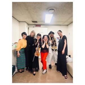 Kavka Shishido Instagram - .
.
昨夜は
「歌える！J-POP 黄金のヒットパレード決定版」
楽しんで頂けましたでしょうかー
.
.
島津亜矢さんの歌声に痺れながら
ハラミちゃんの踊るようなピアノ
廣津留すみれさんの伸びやかなバイオリンと共に
楽しい時間を過ごせました
.
.
私は参加していませんが
島津さん達の「恋」の収録音源を酒の肴に
よく飲んでいます
.
.
ご一緒できて光栄でした！
.
.
【KVK衣装】
tops and pants
@lephil_official

accessory
@flynk_official
@higashiyamapr
・
・
#島津亜矢
#ハラミちゃん
#廣津留すみれ
#シシドカフカ