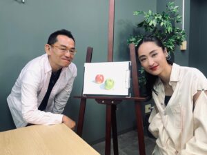 Kavka Shishido Instagram - .
.
新・美の巨人たち
色鉛筆アート
ご覧頂けましたかー
.
見るのは楽しい
でも描くのはやはり難しい
.
楽しい体験でした
.
林先生
有難うございました！
.
.
【衣装】
シャツ @voltagecontrolfilter
パンツ @samuelguiyang
リング @unoaerre_japan