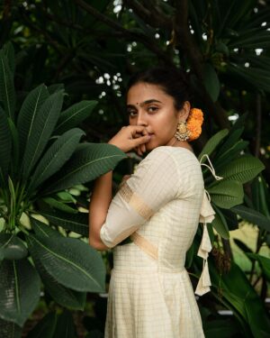 Kavya Sriram Instagram - Outfit @athiradesigns
Photography @harini_sarathy
Hairstylist @jamuna_devraj
Jewellery @pradejewels