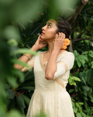Kavya Sriram Instagram - Outfit @athiradesigns
Photography @harini_sarathy
Hairstylist @jamuna_devraj
Jewellery @pradejewels