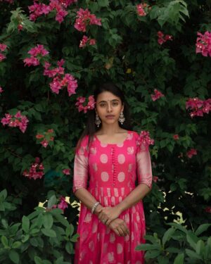 Kavya Sriram Instagram - BLOOM🌺
.
.
Shot by @harini_sarathy 🌺
For @athiradesigns 
Hairstylist @jamuna_devraj
Jewellery @pradejewels