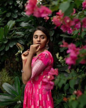 Kavya Sriram Instagram - BLOOM🌺
.
.
Shot by @harini_sarathy 🌺
For @athiradesigns 
Hairstylist @jamuna_devraj
Jewellery @pradejewels