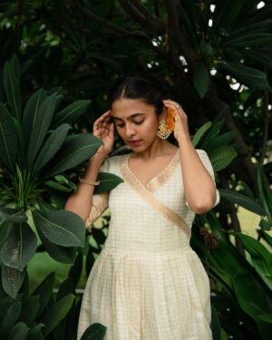 Kavya Sriram Instagram - Outfit @athiradesigns
Photography @harini_sarathy
Hairstylist @jamuna_devraj
Jewellery @pradejewels