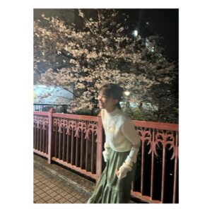 Kawaguchi Yurina Instagram - ．
今年の桜との初めましては
だいすきな子と🐺♡
．
．
#川口の私服