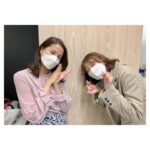 Kayako Abe Instagram - ♪ 大好きな先輩に 会えました💓 何枚も撮ったのに笑いすぎて写真がブレているか、誰もレンズ見てないものしかない！😂 ハートも下手っぴ！！笑 近況報告もできて 幸せな時間でした🤍 （衣装は提供して頂いたものです） #めざましファミリー #永島優美　さん #笑いすぎ🤣 #めざましテレビ #めざまし8
