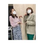 Kayako Abe Instagram - ♪ 大好きな先輩に 会えました💓 何枚も撮ったのに笑いすぎて写真がブレているか、誰もレンズ見てないものしかない！😂 ハートも下手っぴ！！笑 近況報告もできて 幸せな時間でした🤍 （衣装は提供して頂いたものです） #めざましファミリー #永島優美　さん #笑いすぎ🤣 #めざましテレビ #めざまし8
