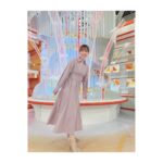 Kayako Abe Instagram - ♪ メイクさんが衣装と同じ パープルのリボンをつけてくれたから それを見せたいけどうまくいかない🥸 今日もご覧いただき ありがとうございました🍒 衣装 👗: @mercuryduo_com 👠: @dianashoespress #めざましどようび #パープル #リボン #可愛くしてもらったのにぃ😢