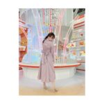 Kayako Abe Instagram – ♪

メイクさんが衣装と同じ
パープルのリボンをつけてくれたから
それを見せたいけどうまくいかない🥸

今日もご覧いただき
ありがとうございました🍒

衣装
👗: @mercuryduo_com 
👠: @dianashoespress 

#めざましどようび 
#パープル
#リボン
#可愛くしてもらったのにぃ😢