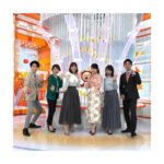 Kayako Abe Instagram - ♪ 新しいスタジオセットに 新しいテーマソング♡ 4月からもよろしくおねがいします🥰 ありがとうSaucy！！ 本日のオンエアから wacciの『リバイバル』☀️ そして今日はみおさんと お揃いみたいな衣装でした♡ （衣装は提供して頂いたものです） #めざましどようび #saucydog #wacci