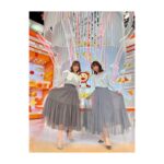 Kayako Abe Instagram - ♪ 新しいスタジオセットに 新しいテーマソング♡ 4月からもよろしくおねがいします🥰 ありがとうSaucy！！ 本日のオンエアから wacciの『リバイバル』☀️ そして今日はみおさんと お揃いみたいな衣装でした♡ （衣装は提供して頂いたものです） #めざましどようび #saucydog #wacci