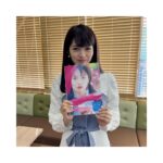 Kayako Abe Instagram - ♪ 萌ちゃんの写真集をいただきましたー！☺️💓 メッセージ付きで🥺 @tanijiri_moe ありがとう❤️ ここから 購入できるみたいですよー🥰 https://books.rakuten.co.jp/rb/17439721/ #萌ちゃん #写真集 #萌え旅
