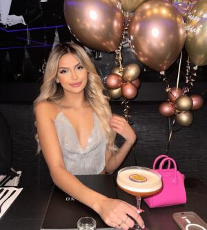 Kayla Kula Instagram -  22 ans 🥳 merci pour tout vos messages. En tout cas j’ai passée une superbe soirée 💜

#ootn #kaylakula #birthdaygirl