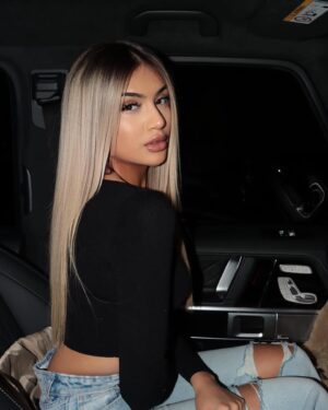 Kayla Kula Instagram - Kayloush 🖤 j’adore cette surnom hihi, vous quel est votre surnom? 

Et oui je sais j’ai pris du poids 🙄 je me remets en sport très bientôt!

#kaylakula #lpdla #lpdla9 #ootd #tvshow #w9 #simplefits