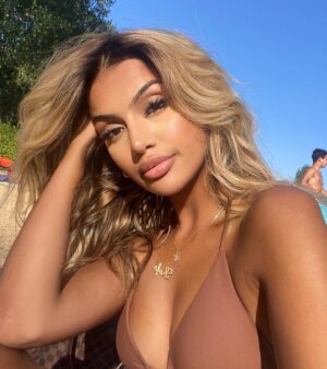 Kayla Kula Instagram - Le soleil me manque 🌞