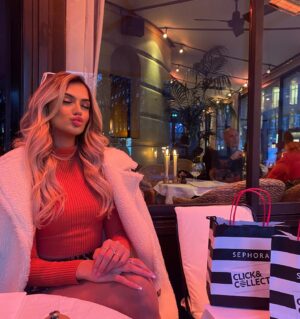 Kayla Kula Instagram - Journée à Paris 🧡 

#kaylakula #lpdla #lpdla9 #ootd #outfitoftheday #paris #tvshow #outfitinspiration #casual