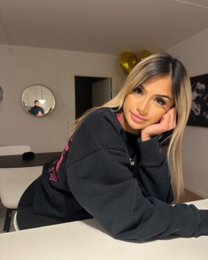 Kayla Kula Instagram - Vous préférez la quelle 1,2 où 3? 💕