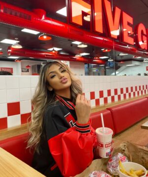 Kayla Kula Instagram - Bisous ou cheeseburger? 🍔❤️ 

#lifestyleblogging #kaylakula #lpdla #pictureoftheday #mood #tvshow #w9 #lpdla9 #food #enjoy