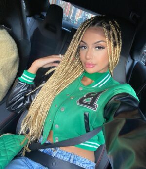 Kayla Kula Instagram - Vous aimez ma nouvelle coiffure ? 💇🏼‍♀️💚