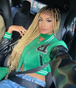 Kayla Kula Instagram - Vous aimez ma nouvelle coiffure ? 💇🏼‍♀️💚