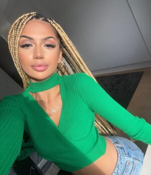 Kayla Kula Instagram - Vous aimez ma nouvelle coiffure ? 💇🏼‍♀️💚