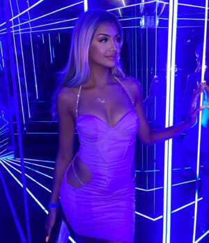 Kayla Kula Instagram - Soirée à Paris 💜 1,2,3 où 4?