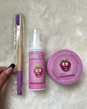 Kayla Kula Instagram - Pour ceux et celles qui veulent savoir comment j’entretiens mes dents:

Voici ma petite routine dentaire 🪥😁
la poudre de charbon @bbryance et le duo dentifrice mousse. Ça détartre et blanchit les dents instantanément. 💕 

Plusieurs goûts disponibles: fraise, framboise, pêche & citron. 

Profiter de - 60 % Sur une large sélection d’articles avec le code: KAYLA60 ➕ 1kit offert 🎁 sur www.BBRYANCE.fr/soldes

#ad @shaunaevents 

#lpdla #kaylakula #lpdla9 #w9 #tvshow #sponsored #madeinfrance