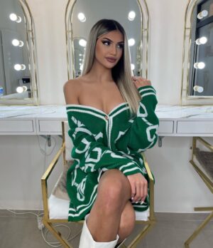 Kayla Kula Instagram - Comment ce passe votre nouvelle année jusqu’à présent? 💚 #lpdla #kaylakula #lpdla9 #w9 #tvshow #ootd 

Robe @beaute_styler8 
Make up @wtk_beauty