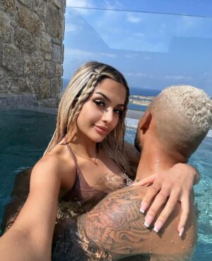 Kayla Kula Instagram - Le soleil me manque … ❤️