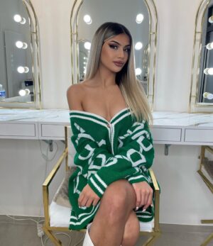 Kayla Kula Instagram - Comment ce passe votre nouvelle année jusqu’à présent? 💚 #lpdla #kaylakula #lpdla9 #w9 #tvshow #ootd 

Robe @beaute_styler8 
Make up @wtk_beauty