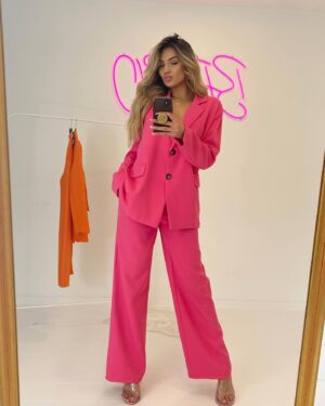 Kayla Kula Instagram - Vous êtes plutôt team rose ou team orange? 💖🧡

Ensemble: @belboshop 

#kaylakula #lpdla #lpdla9 #ootd #w9 #outfitofthedaybabe #outfitinspo