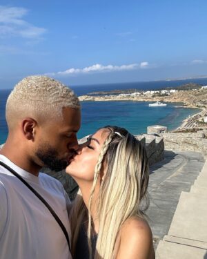 Kayla Kula Instagram - Joyeux anniversaire à l’amour de ma vie 🎂
Quel bonheur d’être à tes côtés chaque jour! Les étoiles brillent partout où tu vas ✨ 

Je t’aime pour la vie, pour le meilleur et pour le pire @dalbe94