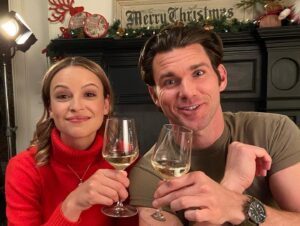 Kayla Wallace Instagram - This cool cat and I have a new movie coming out this Saturday 🤙🏼

#MyGrownUpChristmasList
@hallmarkchannel
#ChristmasInJuly