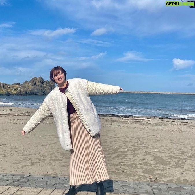 Kazusa Okuyama Instagram - 『三陸・常磐の海味を直撃！堪能！ "うみうまトリップ"』ありがとうございました♡ . 蕪島 高校の時ランニングして打ち上げBBQして肝試しもした思い出の場所！ なんなら今年極寒猛吹雪の中初詣もした そんなゆかりしかない蕪島にロケで来ることができるなんて…感激🥲✨