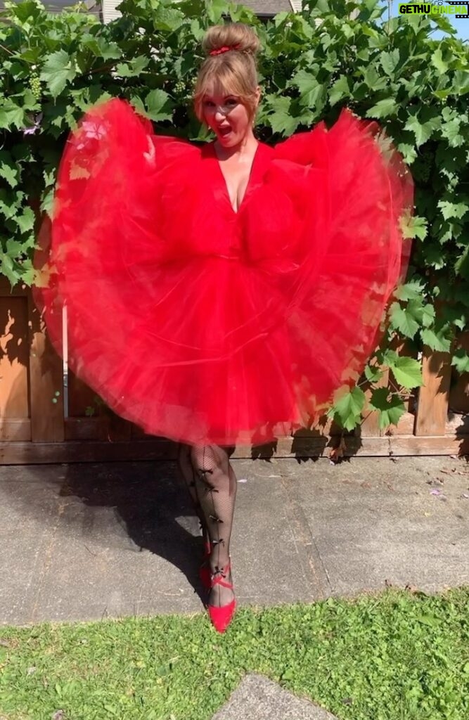 Keegan Connor Tracy Instagram - The Blue Fairy: Red Edition ❤️ Thank you so much @katehewko for this fabulous, fun little dress. Off to the Leos! @leoawardsbc @redtalentmgmt @ubcp_actra #nominee #leoawards #katehewko #red #reddress #fairydress #tulle