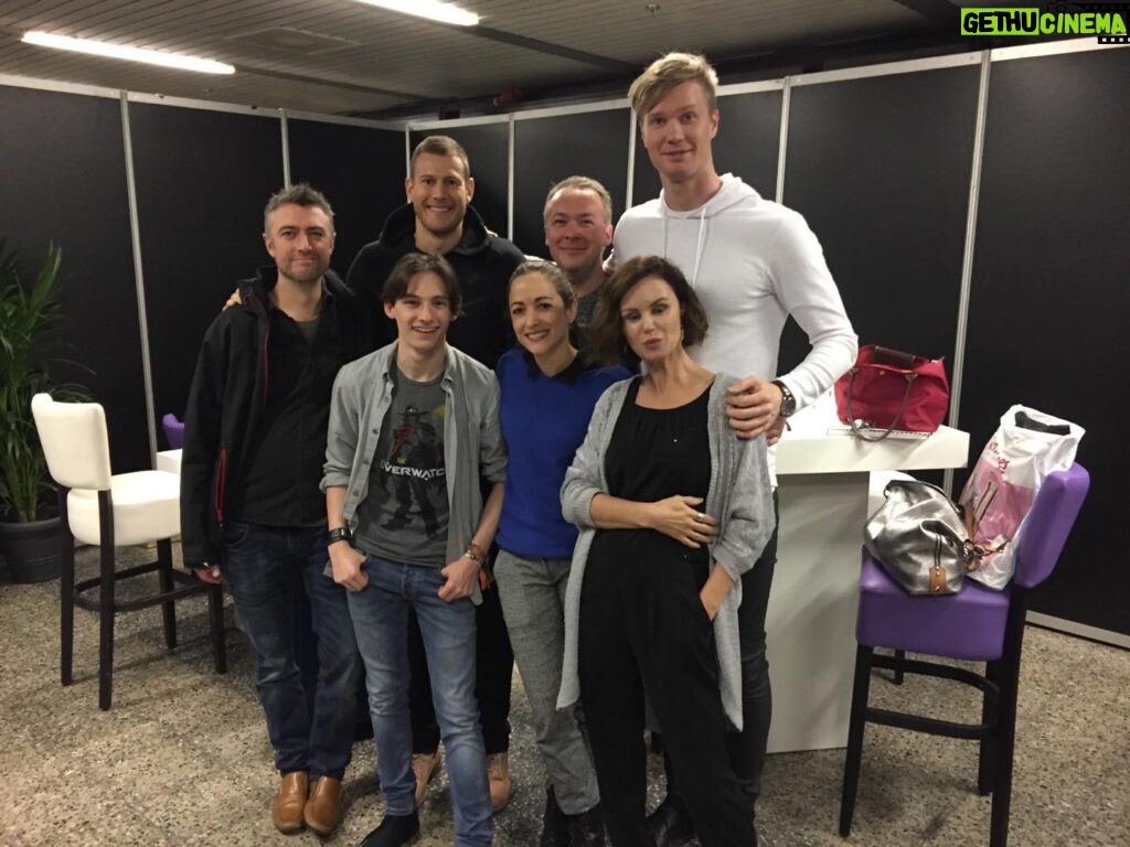 Keegan Connor Tracy Instagram - Ah, this popped up from @dutchcomiccon a few years ago! Such a fun time. Hope to see you all again over there! PS. I’m just here to give you context for how tall Joonas really is. @joonassuotamo @thejudgegunn @ravassa @tom.hopperhops #dutchcomiccon #conlife #bluefairy #ouat #onceuponatime #throwback