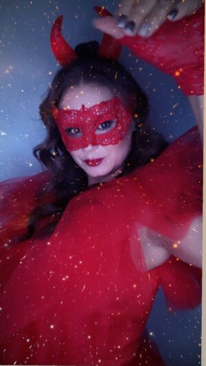 Keegan Connor Tracy Instagram - Have a devil of a good time tonight my friends! And yes, this @katehewko dress was just too fun to only wear once…❤️
#halloween #devil #red