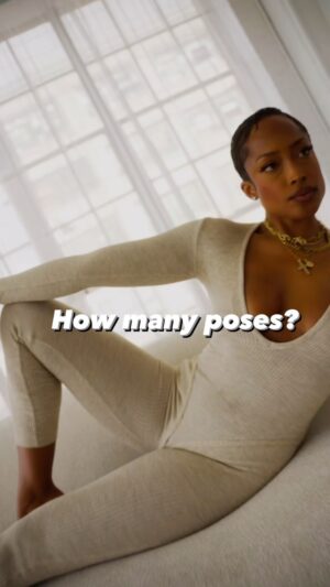 Keenyah Hill Instagram - How many you get honey?!? 🍯 Pull up a couch and try theeeese!!! The first person to guess correctly will get a $100 discount off of my One on One Posing Course!! You don’t have to be a model to enter!!! 💥✨ just drop your guess below!! GOOD LUCK LIGHT ONES! #FindYourLight #PoseCoach #PoseQueen