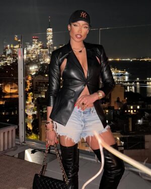 Keenyah Hill Instagram - On tour 🖤  shot by @qlovebug 🗡️