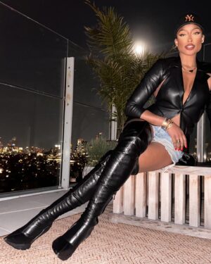 Keenyah Hill Instagram - On tour 🖤  shot by @qlovebug 🗡️