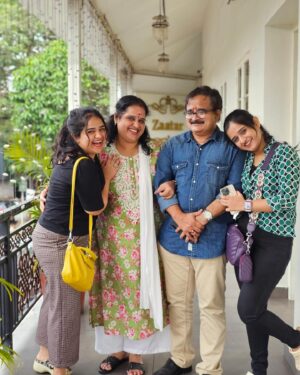 Keerthana Anil Instagram - Being part of a family means smiling for photos ! 😍♥️
.
#family #mine #purelove #unconditionallove #precious #home