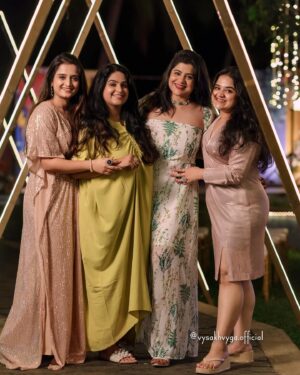 Keerthana Anil Instagram - Celebrated the warmth of this season... THE COCKTAIL PARTY of @premjacob06 & @swasikavj ... an evening filled with  music dance dinner games loads of fun n laughter .. a night to remember....

#weddingphotography #poolparty #actors #livelifetothefullest #bond #friends #peace #love #majormissing