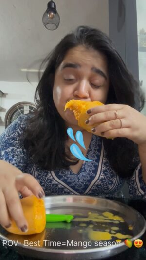 Keerthana Anil Instagram - Enjoying The Best Season, As Messiest You Can 🌝🥭🫰🏻
Mango Bae😘
Tag that Mango Lover😁💛
.
#mango #mangolover #mangoseason #mangoreels #instareels #instagram