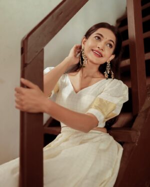 Keerthana Sreekumar Instagram - ONAM KACHERI 🌼

Photography @raka_8_ 

Costume @thoran_by_zayi 

Makeup @makeupbyanil 

Jewelry @priya_anokhi_ 

Stylist @zohibzayi 

@_brahm_an @ameerkbasheer @_abhi_makeovers