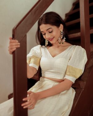 Keerthana Sreekumar Instagram - ONAM KACHERI 🌼

Photography @raka_8_ 

Costume @thoran_by_zayi 

Makeup @makeupbyanil 

Jewelry @priya_anokhi_ 

Stylist @zohibzayi 

@_brahm_an @ameerkbasheer @_abhi_makeovers