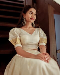 Keerthana Sreekumar Instagram - ONAM KACHERI 🌼 Photography @raka_8_ Costume @thoran_by_zayi Makeup @makeupbyanil Jewelry @priya_anokhi_ Stylist @zohibzayi @_brahm_an @ameerkbasheer @_abhi_makeovers