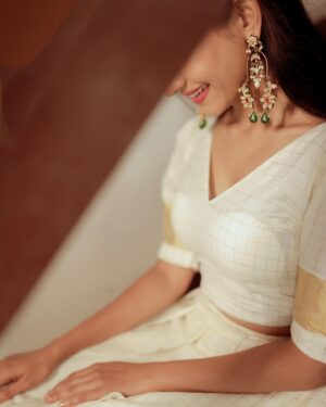 Keerthana Sreekumar Instagram - ONAM KACHERI 🌼

Photography @raka_8_ 

Costume @thoran_by_zayi 

Makeup @makeupbyanil 

Jewelry @priya_anokhi_ 

Stylist @zohibzayi 

@_brahm_an @ameerkbasheer @_abhi_makeovers
