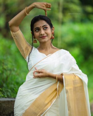 Keerthana Sreekumar Instagram - நடனம் ஒரு மௌனக் கவிதை 

Shot by @abhishek_satheesan_photography 
Outfit @adorebedizen 
Styling @_aneena_jose__