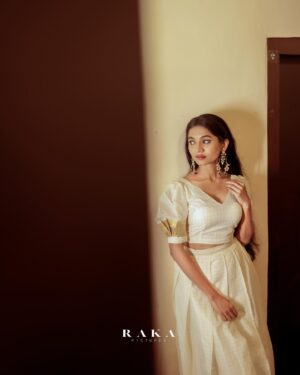 Keerthana Sreekumar Instagram - ONAM KACHERI 🌼

Photography @raka_8_ 

Costume @thoran_by_zayi 

Makeup @makeupbyanil 

Jewelry @priya_anokhi_ 

Stylist @zohibzayi 

@_brahm_an @ameerkbasheer @_abhi_makeovers